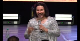 Nos fuimos a entregar premios con el pececillo! 🤩 @felipeavellooficial 
Los esperamos como siempre en la casa del gin&burger 🔥
👉🏼Burgers/platillos/cocktails/postres y más!!
📍2 poniente #420, Viña del Mar
#amano #ginbar #bardegin #burger #amanoginyburger #amanomola #felipeavello