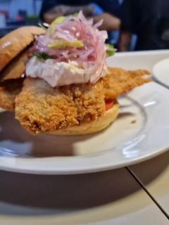 Feliz dia a los cocineros del A Mano!!🤘🏼
Grande cabros 💪🏼😎
Y pa celebrar lanzamos la nueva 
experiencia de medio día 💥
Menú con productos de la carta 🤩 
…para que vayas degustando la mano 😉 
#amanomola #bardegin #ginbar #burger #comidacallejera #gin420 #gintonic  #hamburguesas #vinadelmar