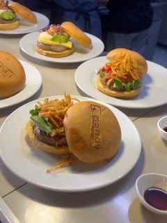 Feliz dia del sándwich gente! 🔥🍔
Los esperamos pa celebrar con
nuestra alta gastronomia entre panes 😎
y toda la onda de siempre
en el A Mano 🤘🏼
👉🏼 www.lawebdelamano.cl