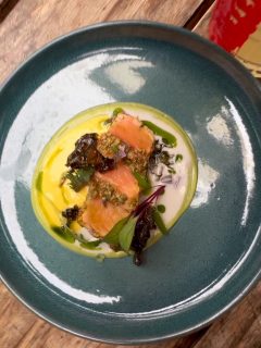 Hoy! es el último jueves del mes y toca la Ruta de COPAS Y TAPAS 😍 de nuestro querido @barrioponiente_vina 
Vente!👐🏻 prueba nuestra propuesta, haz el recorrido y terminamos aquí en la casa, hasta las 02:00! 
COPA
Vodka de pera y limoncello de la casa, cordial de albahaca y zumo de limón, sellado con soda y albahaca frita
TAPA
Tataki de salmón con costra de semillas y crocante de luche sobre ajo blanco y limoneta de mango
*Opción vegana
Croqueta de setas
De lujo gente!!! No se lo pierdan! 🔥
#rutadetapasycopas 
#barrioponiente 
#viñadelmar 
#amanoginyburgers
#amanomola
#bardegin